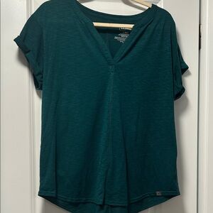 L.L. Bean Women’s  Short Sleeve V-Neck Top green l
